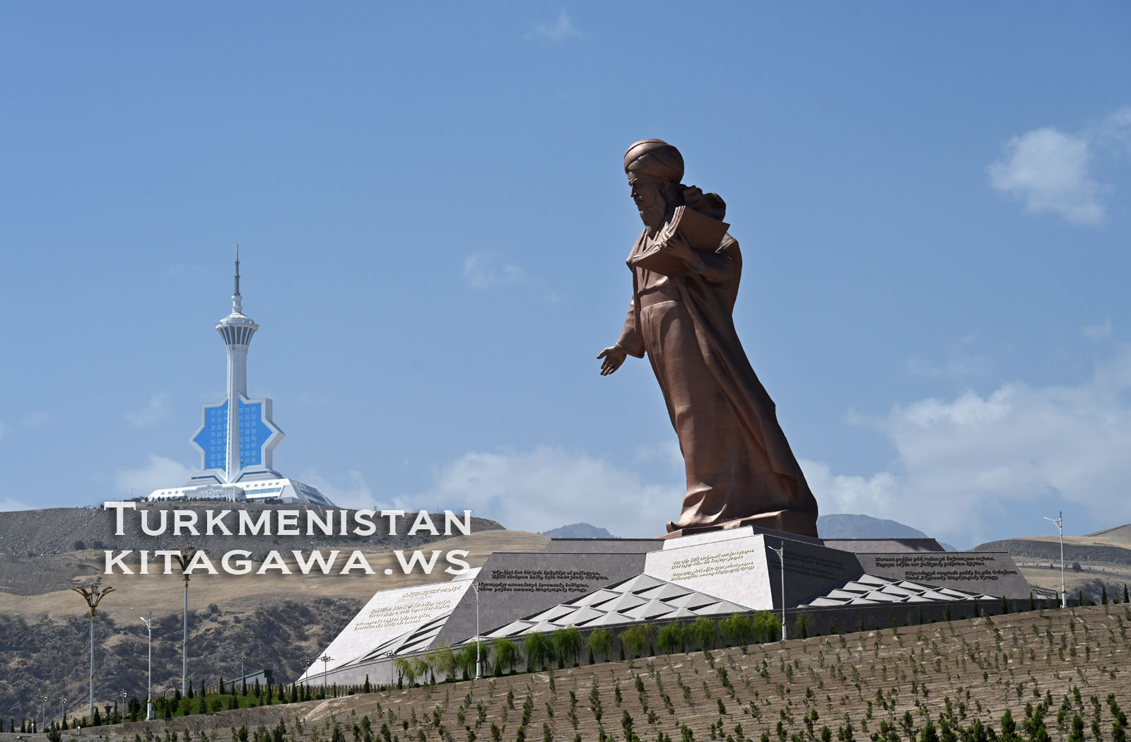 Statue of Magtymguly Pyragy マグトゥムグリ像