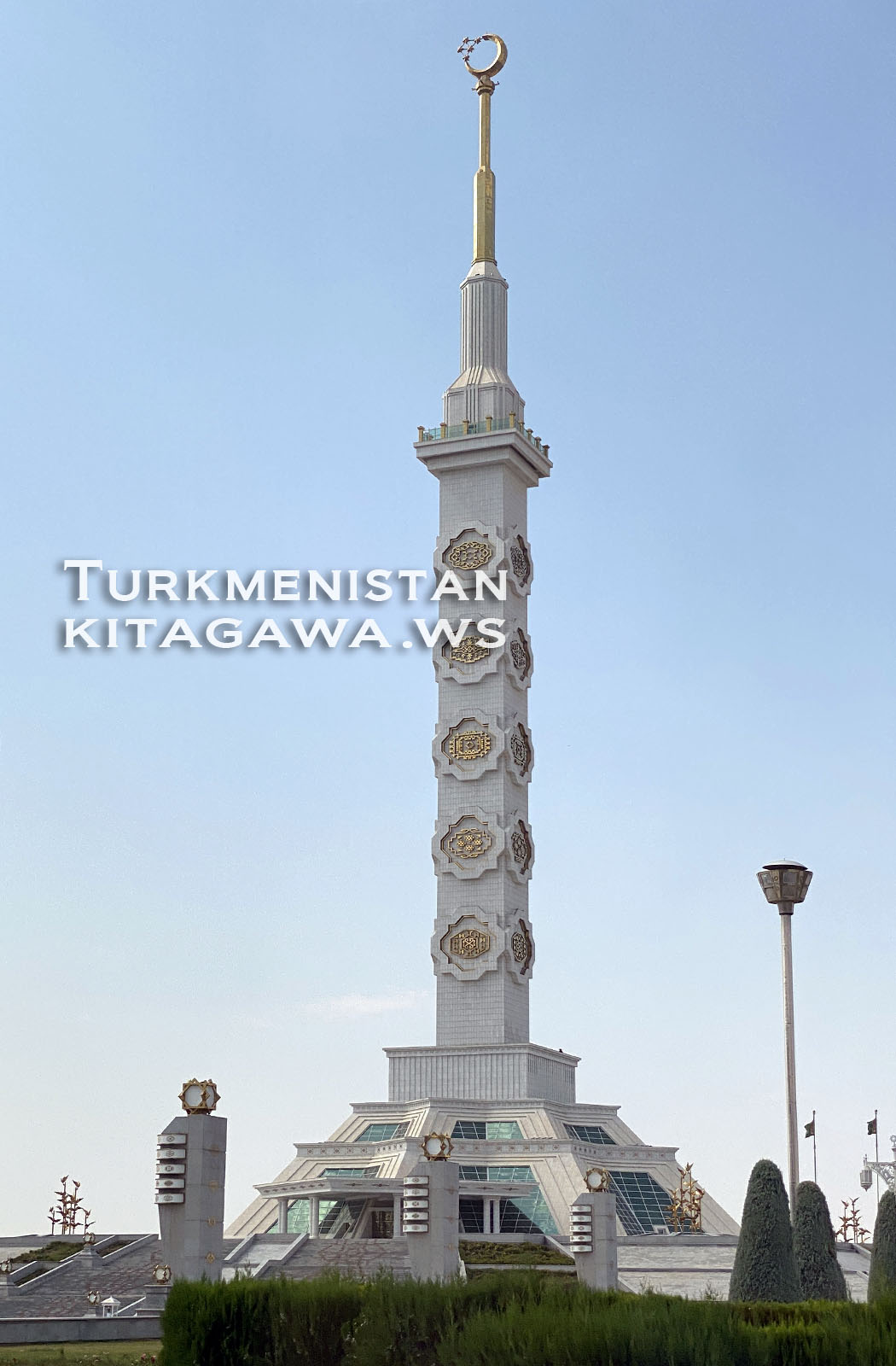 トルクメニスタン憲法記念塔